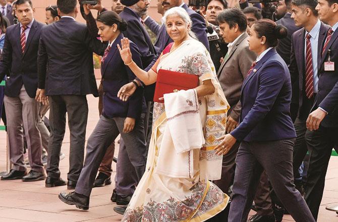 Experts believe that the Modi government has given a tax exemption of up to 12 lakh rupees ahead of the Delhi Assembly elections. Photo: INN