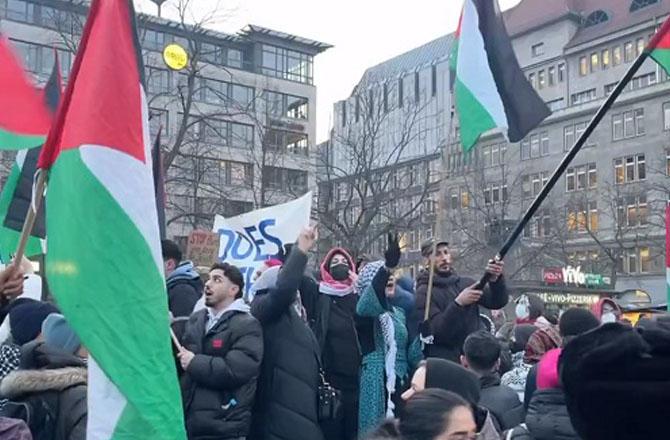 The police have detained pro-Palestinian protesters. Photo: X