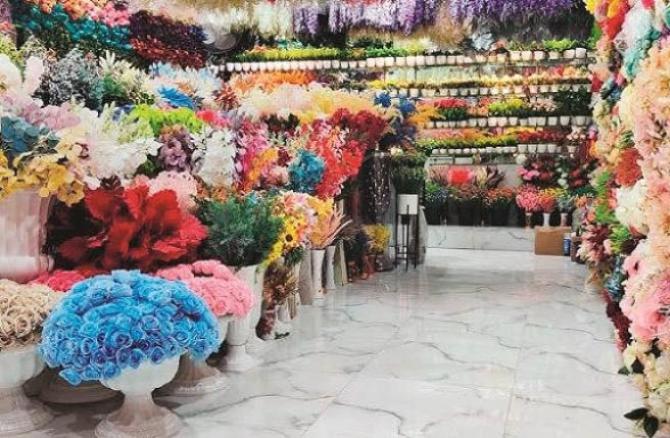 A ban on artificial flowers has also been demanded, just like banned plastic bags. Photo: INN