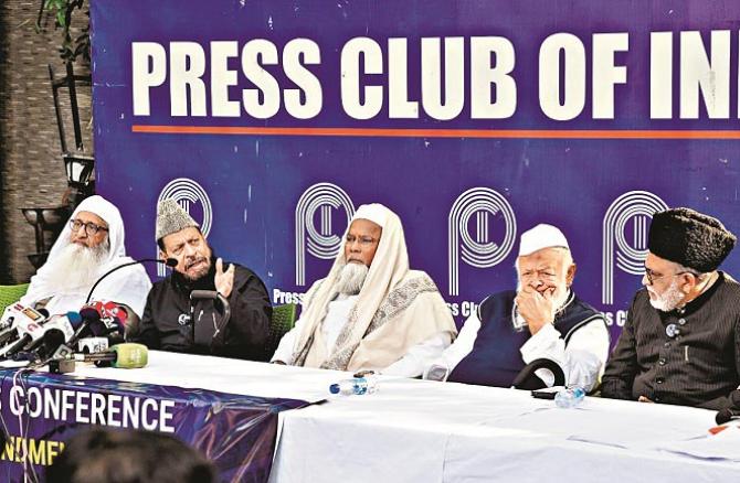 In the press conference held at the press club, the scholars stated their position. Photo: INN