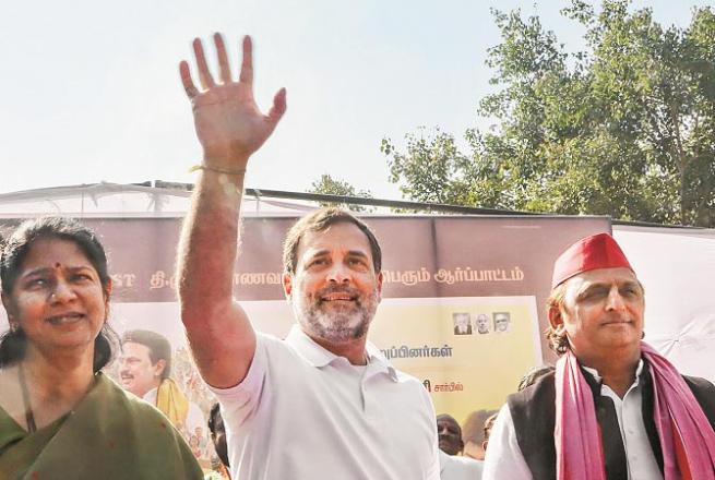Rahul, Akhilesh and Kanye Mozzi in protest. Photo: INN