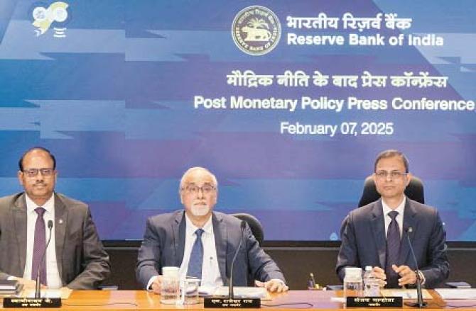 Members of the RBI Monetary Policy Committee can be seen addressing the media. Photo: PTI
