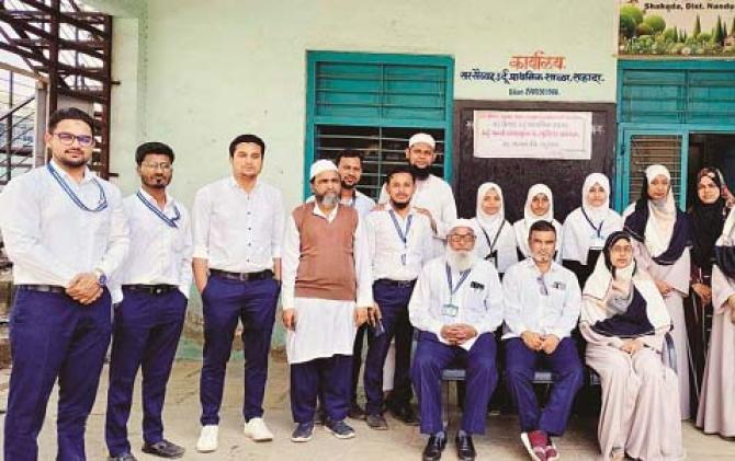 Amrozah and Manzah (sixth and seventh in the middle row) with their school teachers. Photo: INN
