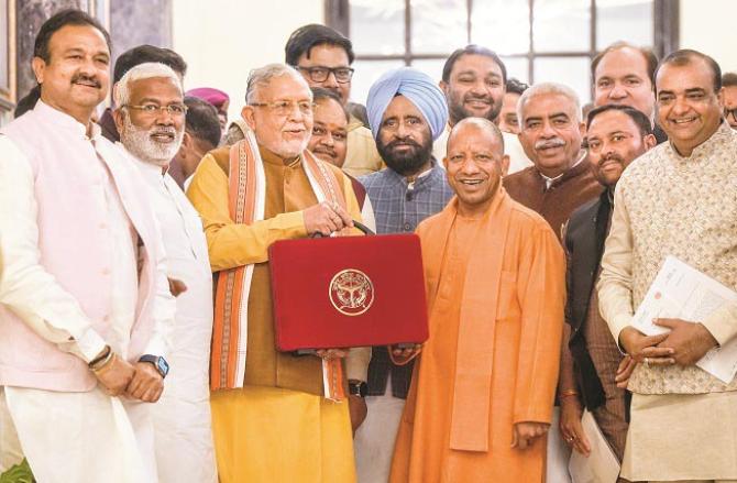 Outside the Assembly, Finance Minister Suresh Khanna and Chief Minister Yogi Adityanath and other members.  Photo: PTI