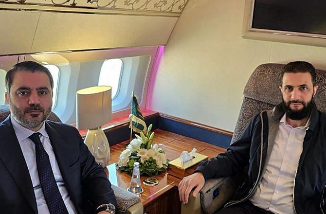 Ahmed Al-Sharaa (right), accompanied by Foreign Minister Asad Al-Shaibani, on a plane to Saudi Arabia. Photo: X.