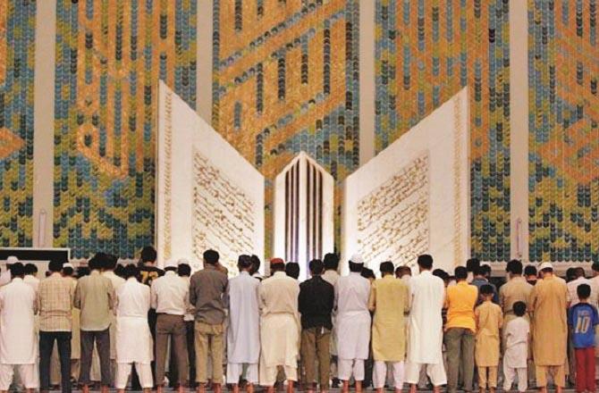 Try not to miss reciting the Quran in Hafaz Taraweeh. Photo: INN
