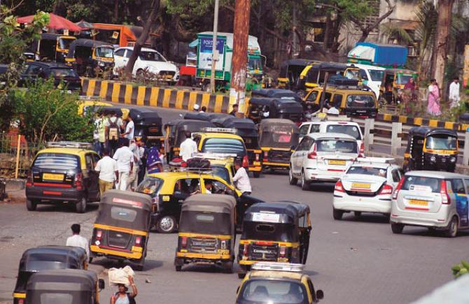 Rickshaw and taxi owners have been instructed to install new meters by April 30.  Photo: INN