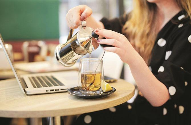If you want to truly benefit from green tea, drink it hot. Photo: INN