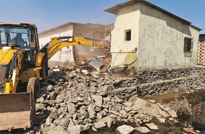 An illegal shack is being demolished in Baneli. (Photo: Inqilabad)