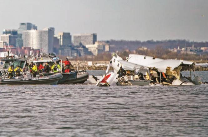 Rescue workers search for the dead in the Potomac River near Washington. Photo: INN