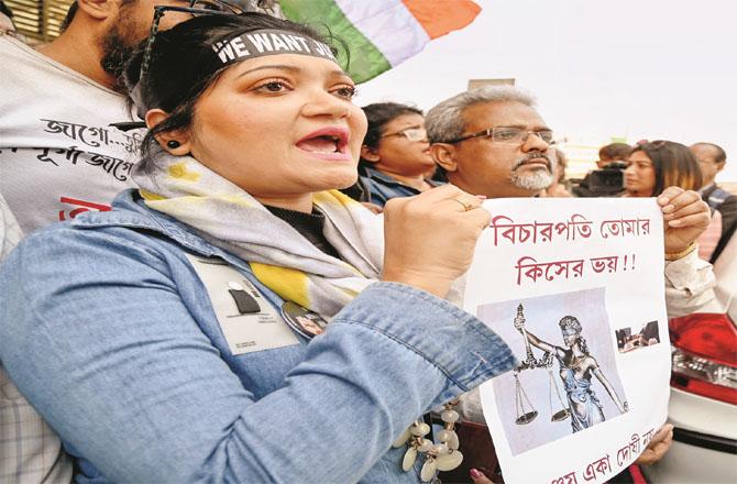 A volunteer protesting against the Sealdah Sessions Court decision.