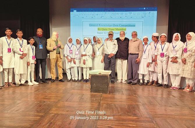 The winning team and participating teams of the Quiz Time competition, along with the distinguished guests, along with Quiz Master Hamid Iqbal Siddiqui. Photo: INN.