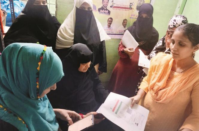 Parents are looking at a center for RTE admission. Picture: Inquilab