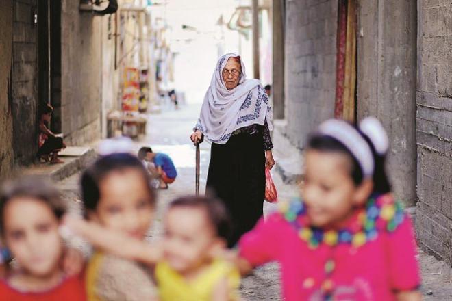 Even in old age, women can keep themselves active. Photo: INN