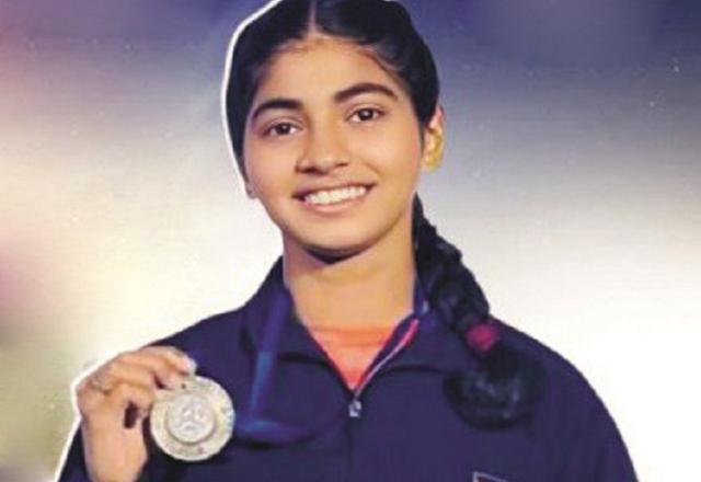 Aliza Mulla showing the silver medal. Photo: INN