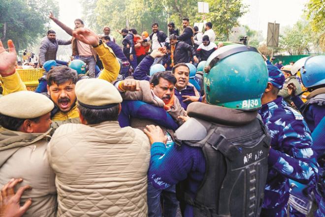BJP workers protesting against Arvind Kejriwal and police stopping them near barricading. Photo: INN