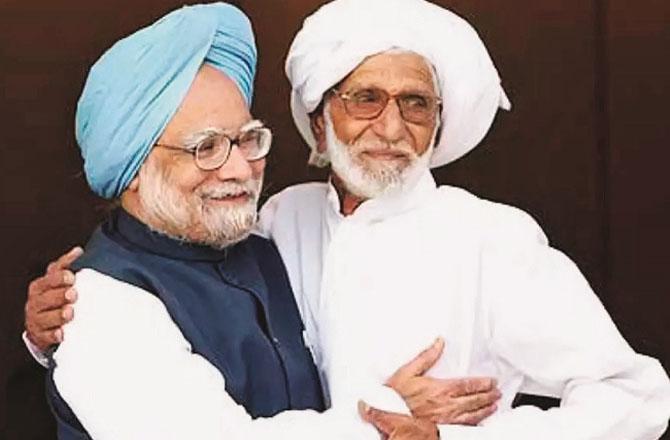 Manmohan Singh with his childhood friend Raja Muhammad Ali. This picture is from when Raja Muhammad Ali came to India to meet him. The emotional meeting took place at PM House, New Delhi. Photo: INN
