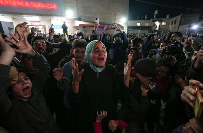 An emotional woman could not control her tears after the ceasefire agreement. Photo: INN.
