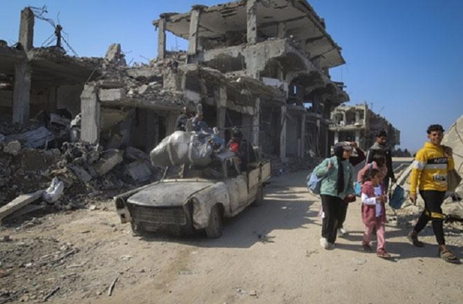 Displaced Palestinians returning to devastated Gaza. Photo: PTI