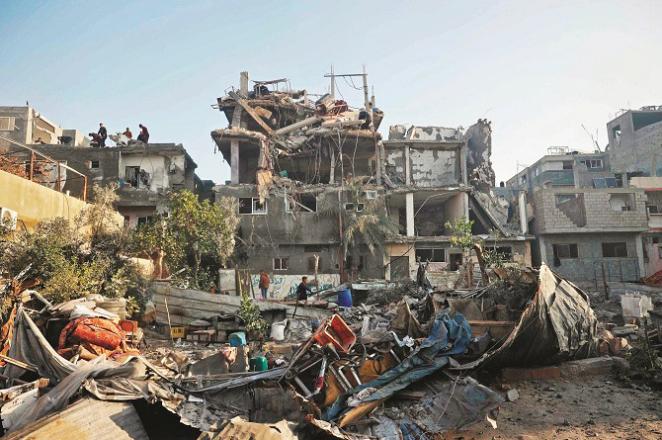 A Gaza neighborhood destroyed in the bombing can be seen, where people are gathering necessities from the rubble. Photo: INN