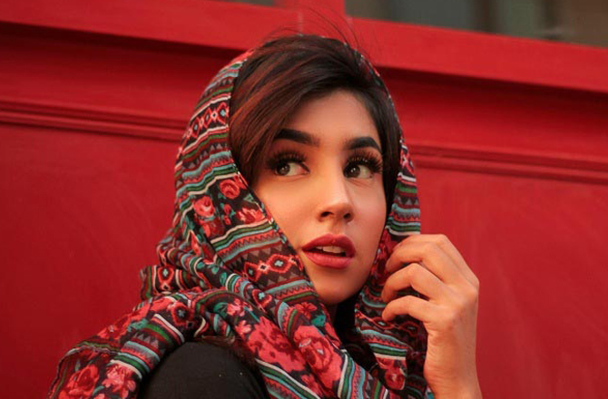 بالوں کو ڈھانک کر رکھیں&nbsp;اس موسم کی خشک ہواؤں سے بچانے کا سب سے آسان طریقہ ہے انہیں ٹوپی یا اسکارف کی مدد سے ڈھانپ لیں۔ یہ بالوں کو ٹھنڈی ہواؤں سے بچاتا ہے اور بالوں کی نمی برقرار رکھنے میں مدد بھی ملتی ہے۔