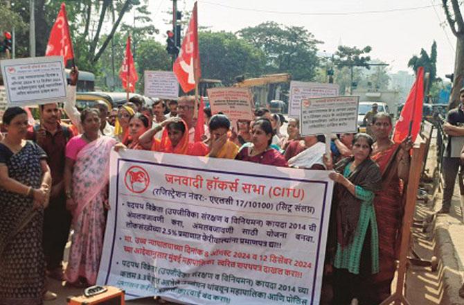 Hawker`s protesting against BMC action in an area. Photo: INN
