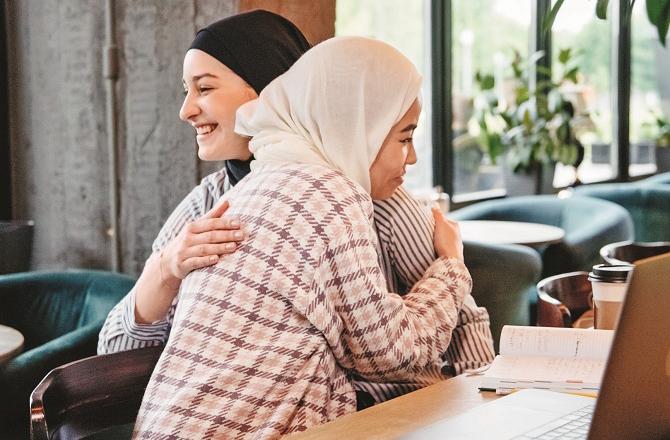 If someone close to you is worried about office work, you can help them with their work. Photo: INN.