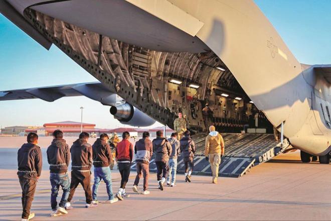 The White House also shared this photo of foreign immigrants being deported from a military plane. Photo: INN