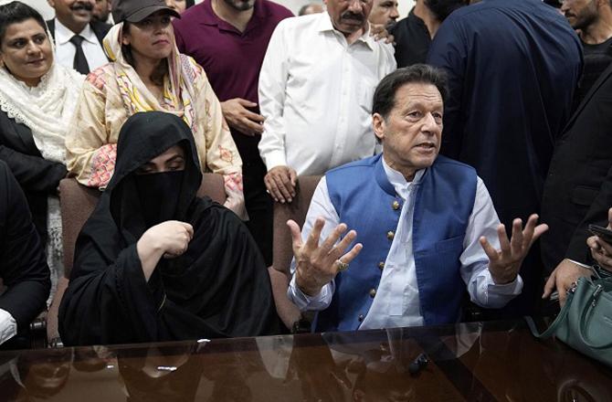 Imran Khan and his wife Bushra Bibi. Photo: INN.