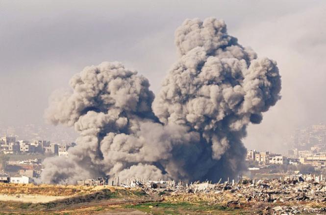 Such attacks continue in Gaza every day, on Tuesday, the Israeli army blew up a building in northern Gaza. Photo: INN