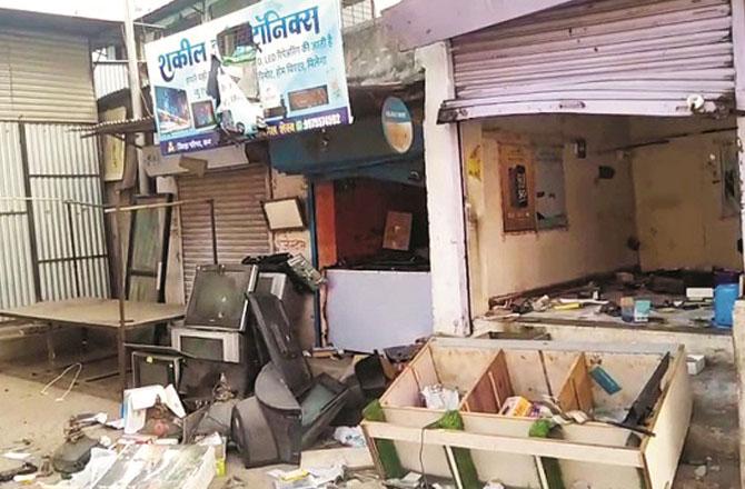 A shop destroyed by miscreants. (Photo: Inqilabad)