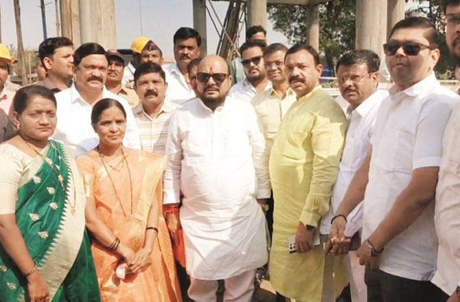 State Minister Gulab Rao Patil on his visit to villages. Photo: INN