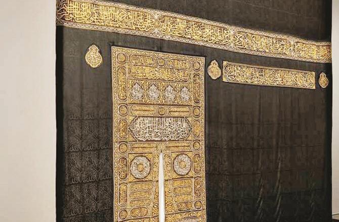The ongoing exhibition at Jeddah Airport is showcasing the Kaaba`s shroud as well as the process of its preparation. Photo: INN.