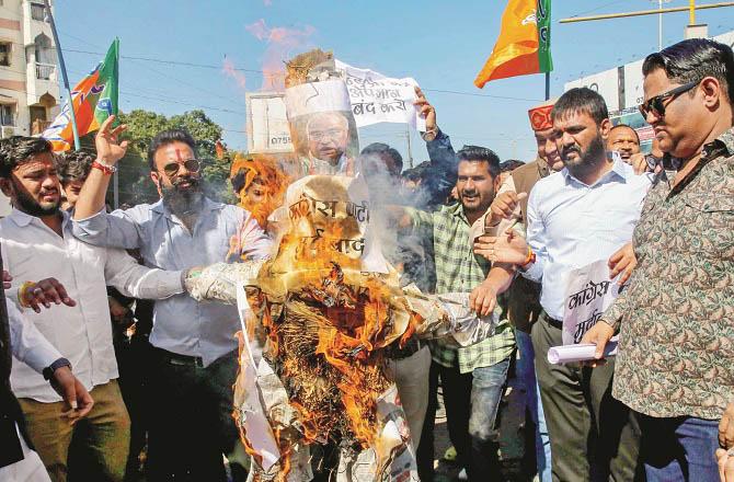 BJP workers burnt an effigy of Congress chief Mallikarjan Kharge on Tuesday. Photo: PTI
