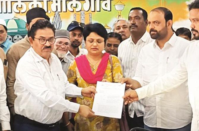 Muhammad Mustaqim and Sheikh Asif delivering a letter to the authorities. Photo: INN