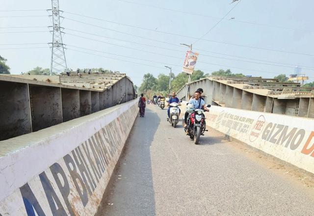The bridge of Maloney used by motorcyclists to go to Malad. Picture: Inquilab