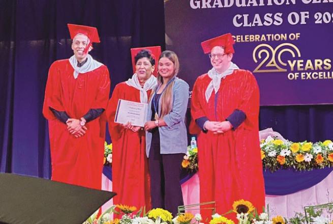 Mehvish Mehboob Maula receiving his certificate. Photo: INN