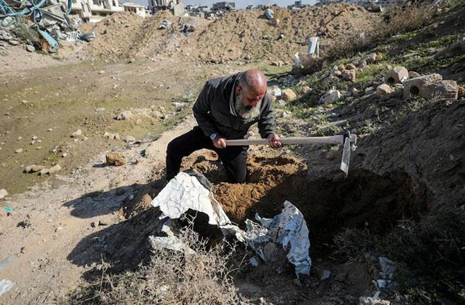 Mahmoud Abu Dalfa searching for the bodies of his loved ones. Photo: X