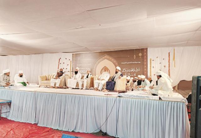 Maulana Moin Mian expressing his opinion in the one-day gathering of Sunni Dawat-e-Islami held at Tal Ground. Picture: Inquilab
