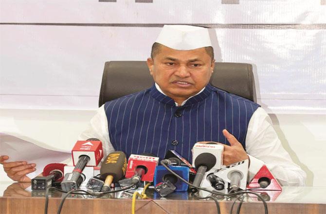 Nana Patole criticizing the state government at the press conference. (Photo: Inqilab)