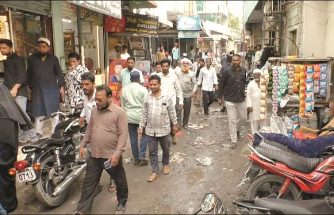 Traders and others of Baghban Gali Sarafa Bazaar in Nanded. Image: Revolution