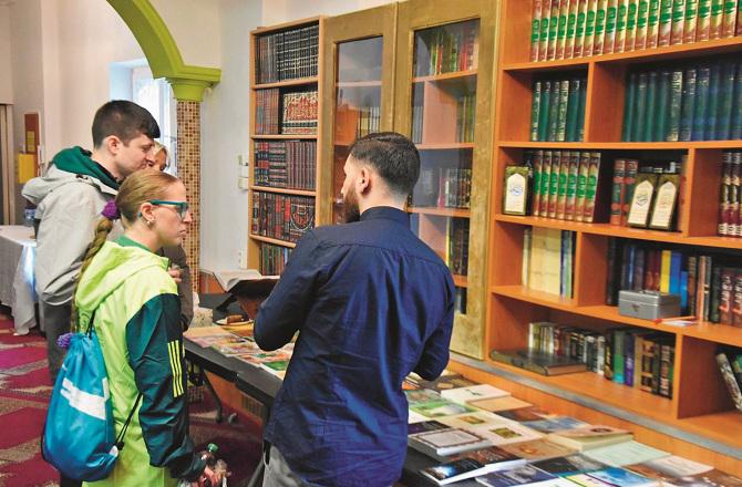 In Western countries, mosques regularly organize events to introduce Islam. Photo: INN