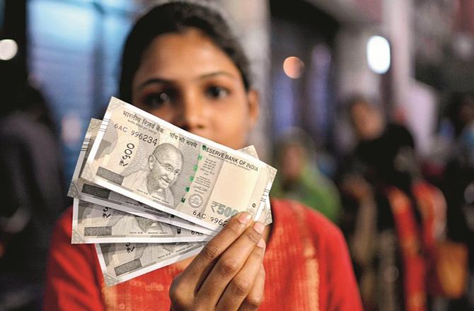 The value of the rupee is continuously falling against the dollar and the government is completely silent on it. Photo: INN.