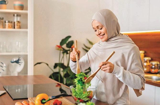 Women play a key role in managing the household system, so they should avoid wasteful spending as much as possible. Photo: INN