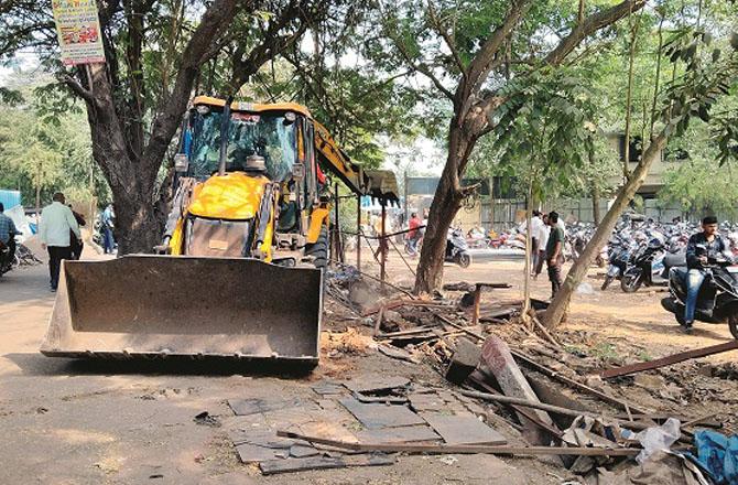 Footpath huts adjacent to Vithalwadi railway station are being demolished. Photo: INN