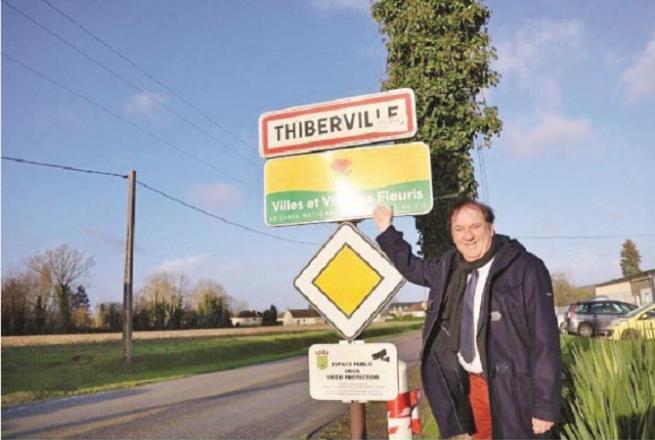 An old photo of Roger displaying the Thiberville plaque has gone viral on social media. Photo: INN