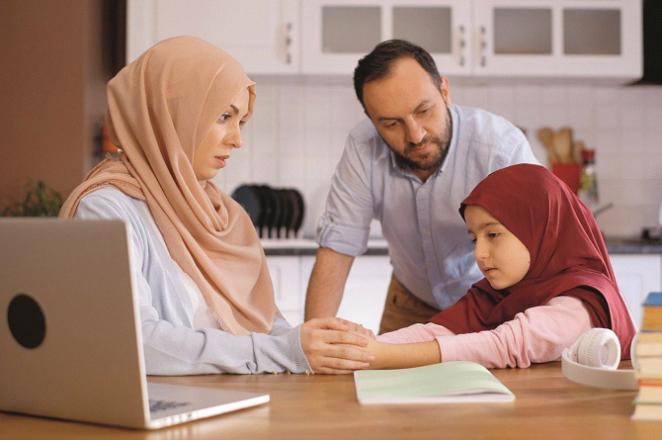 Parents can train children better as a team through the "tap in, tap out" strategy. Photo: INN