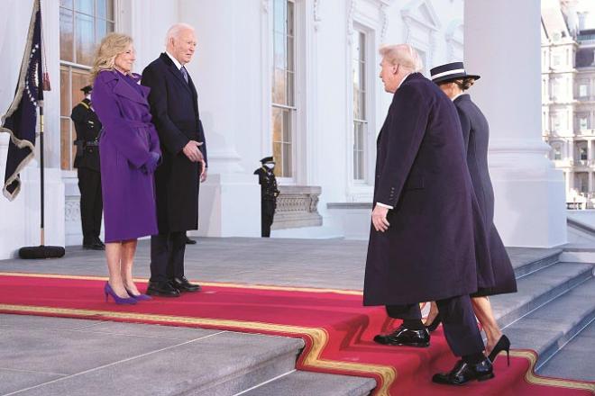 Joe Biden and his wife greet Trump and Melania upon their arrival at the White House. Photo: INN