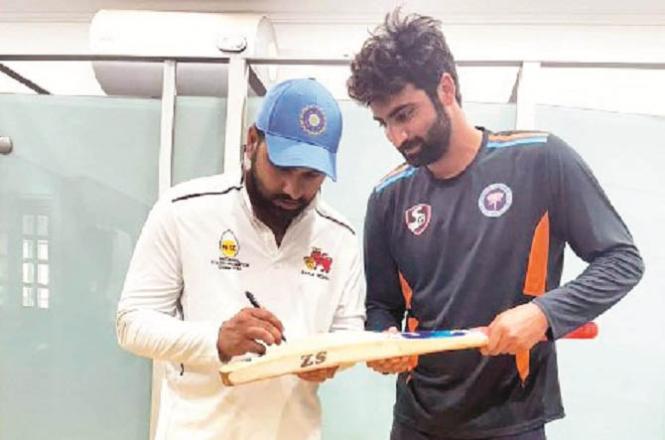 Umar Nazir taking Rohit Sharma`s autograph. Photo: INN