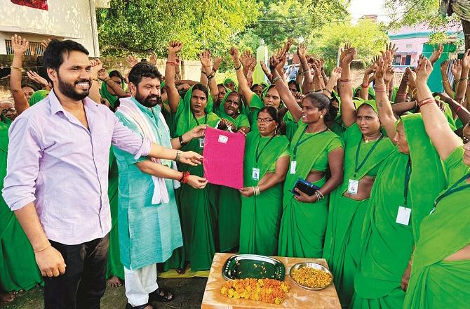 Women associated with the Green Army are seen in a program in Devora village. Photo: INN.